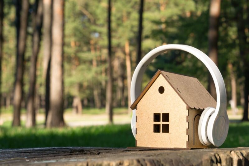 Isolamento acustico, regole, divieti e linee guida per edifici singoli e condominiali
