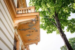 Edificio andato in rovina: degli eventuali danni rispondono il nudo proprietario e l’usufruttuario