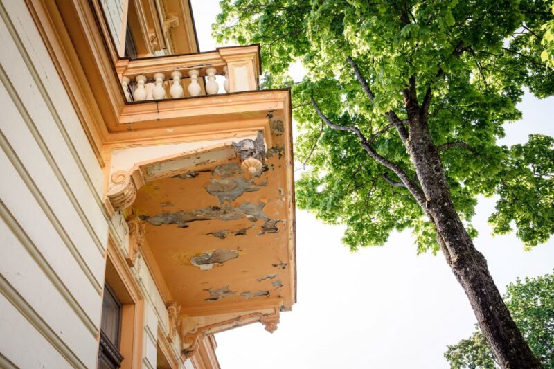 Edificio andato in rovina: degli eventuali danni rispondono il nudo proprietario e l’usufruttuario