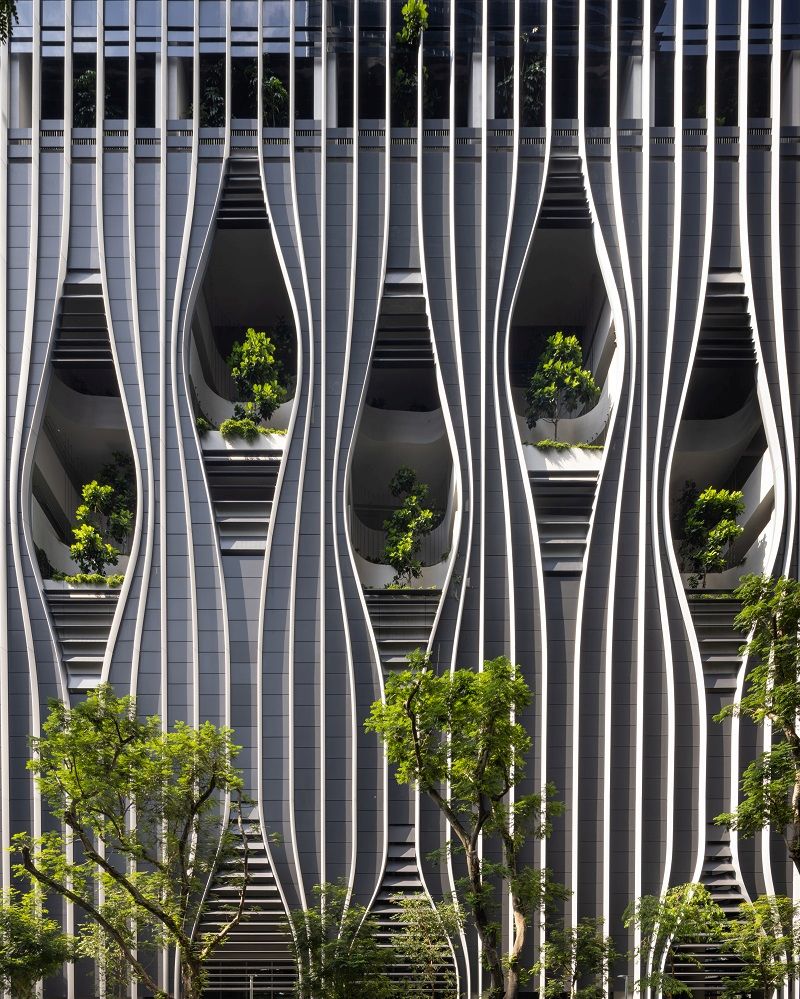Gli elementi verticali che caratterizzano la facciata del CapitaSpring a Singapore