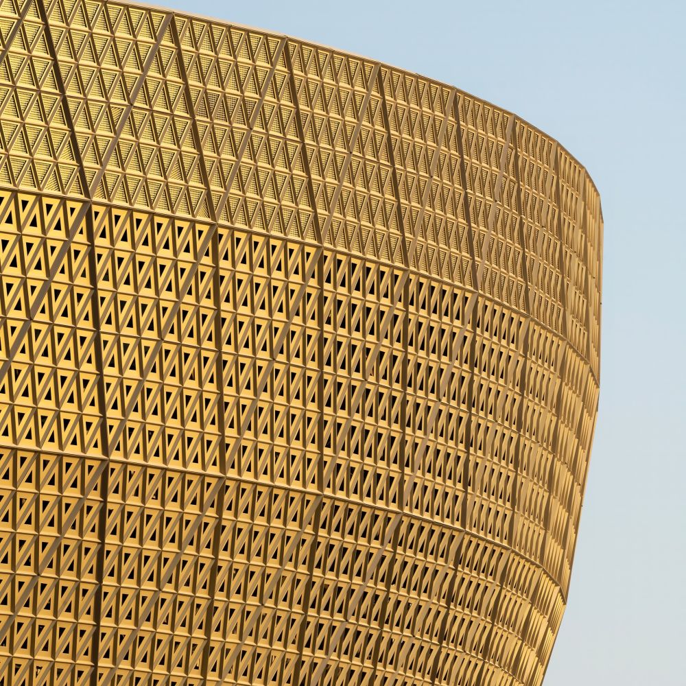 Lusail Stadium: dalla forma a ciotola d’oro brunito, e facciate con aperture triangolari