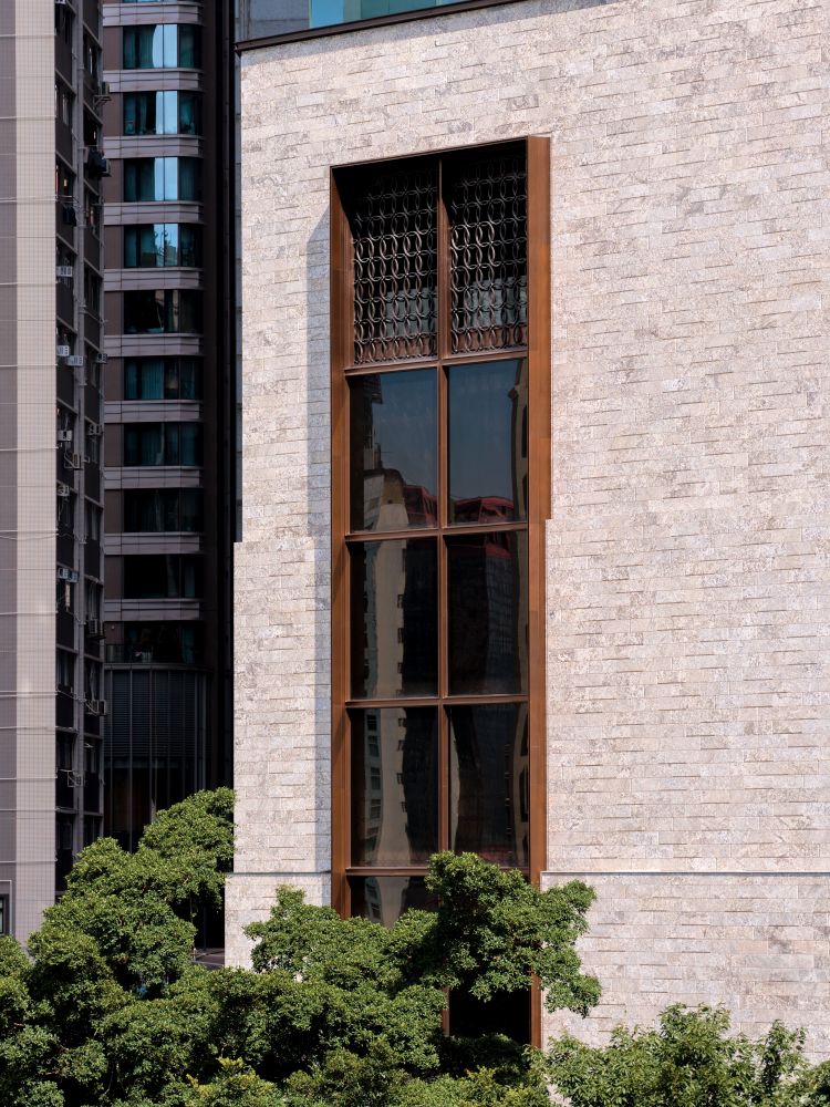 La facciata del Castel Road Towers con a griglia di vetro e linee metalliche color bronzo