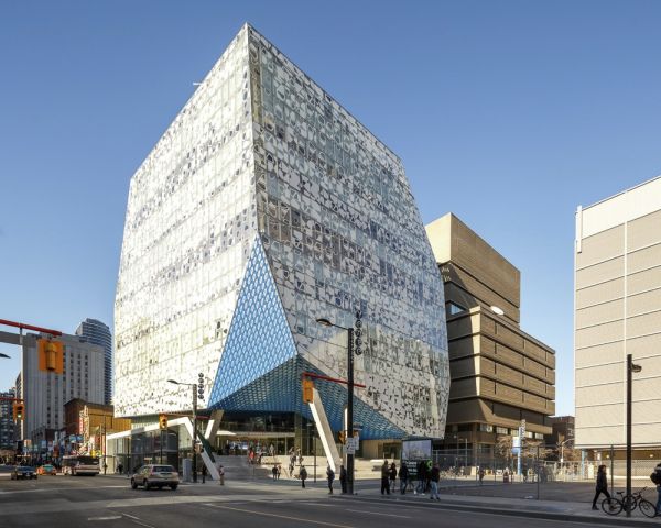 Il centro studentesco Ryerson di Toronto punta tutto sulla luce naturale