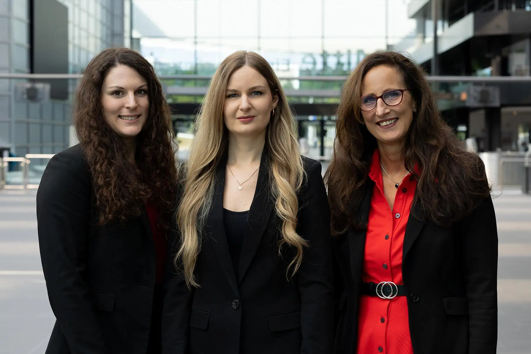 Chiara Sträßner, Direttore Esposizioni, Ramona Wißmüller, Direttore Marketing e Elke Harreiß, Direttore Esecutivo di Fensterbau Frontale