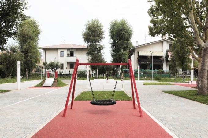 L'area gioco della nuova piazza-giardino di Garbagnate Milanese