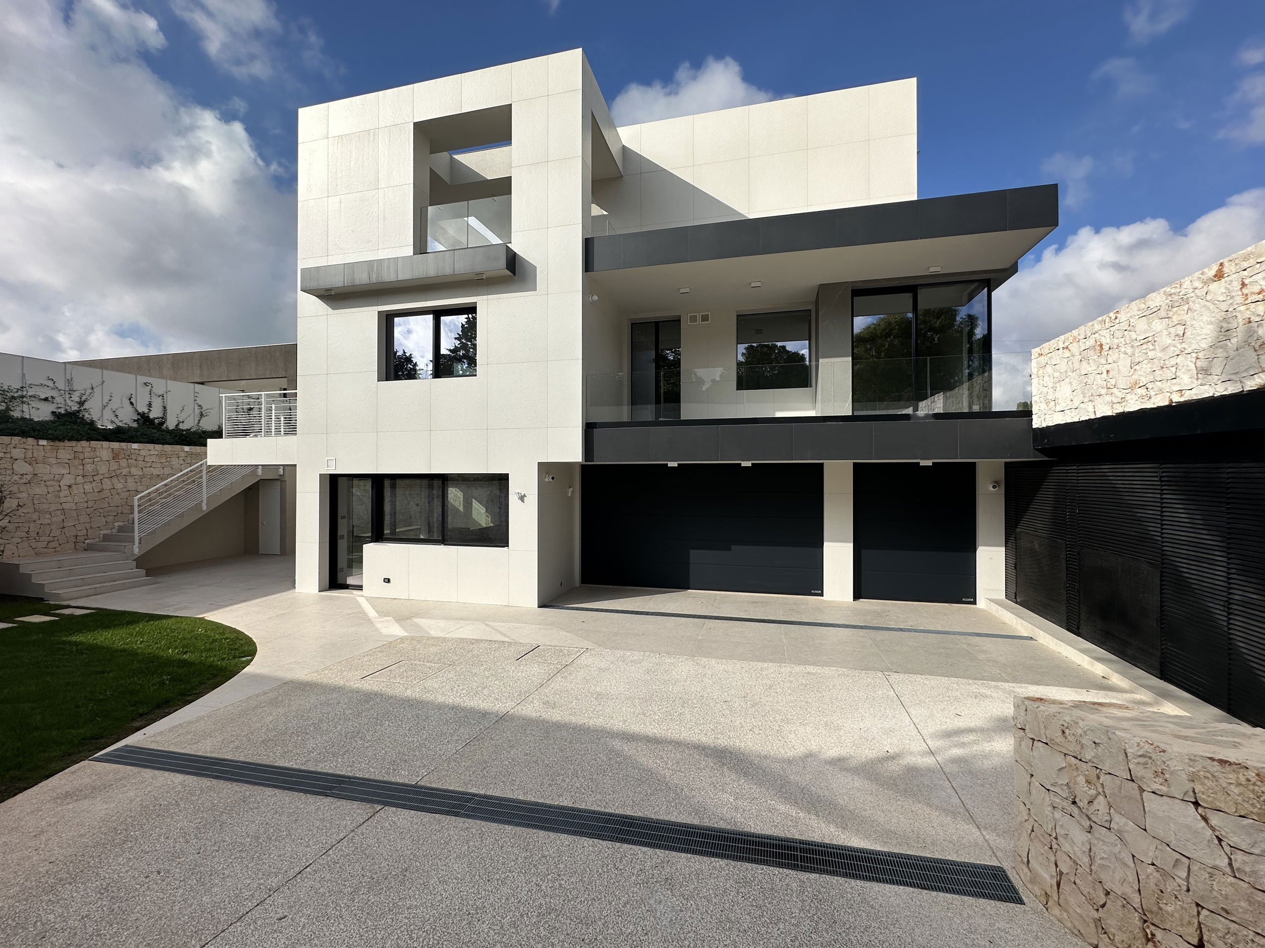 Chiusure ad alte prestazioni per una villa contemporanea e sostenibile