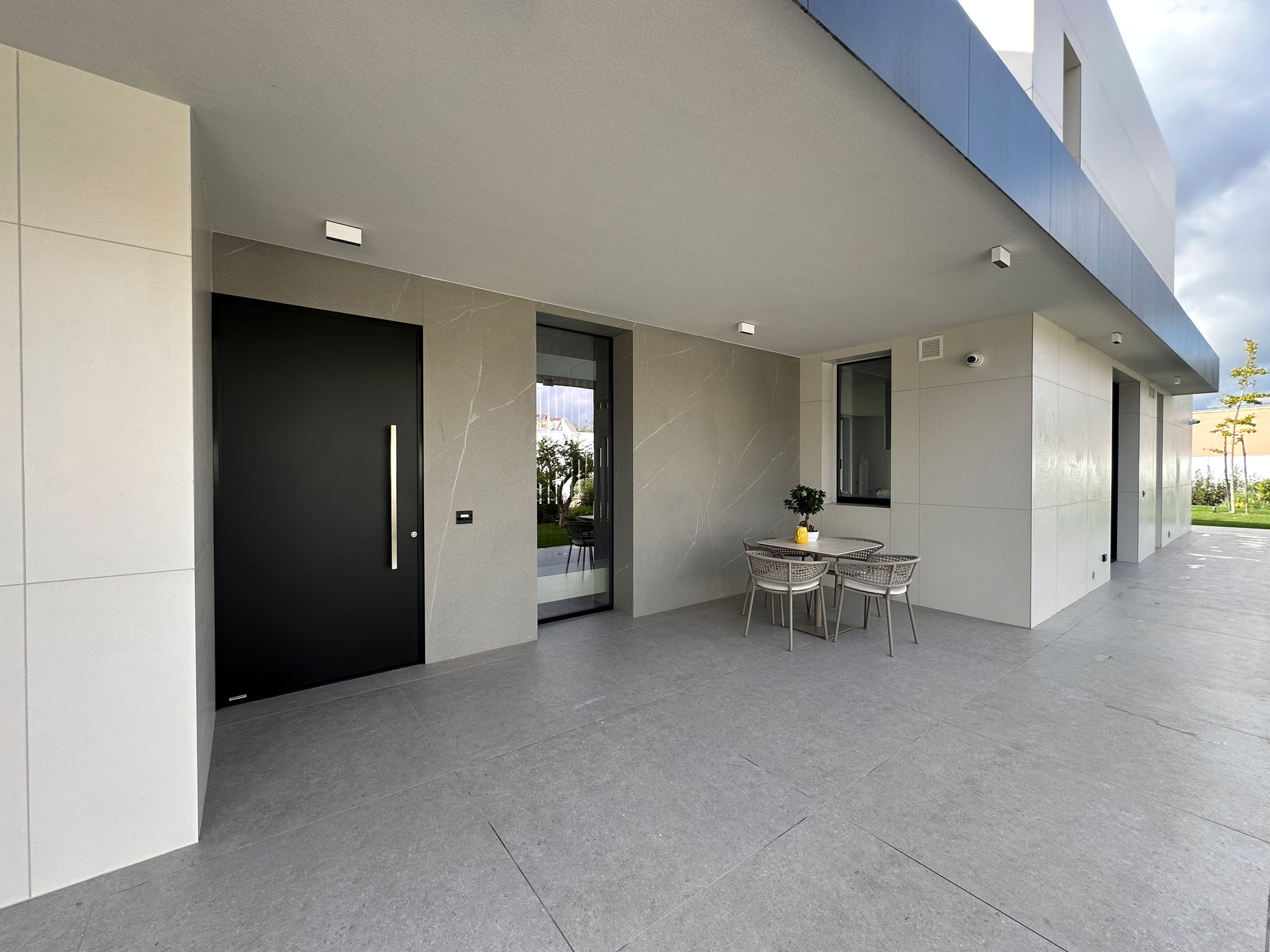 Chiusure ad alte prestazioni per una villa contemporanea e sostenibile. Chiusure ad alte prestazioni per una villa contemporanea e sostenibile.