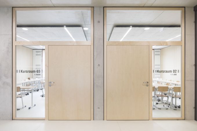Le porte Schörghuber - Gruppo Hörmann con elementi laterali vetrati e sopraluce nella Scuola Unificata di Lippstadt
