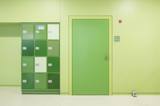 Scuola Unificata di Lippstadt: Parete, porte e armadietti sono armonizzati dal punto di vista cromatico