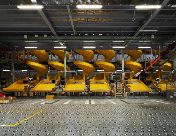 Il nuovo hub di DHL Express a Malpensa: scivoli metallici per l’arrivo delle merci