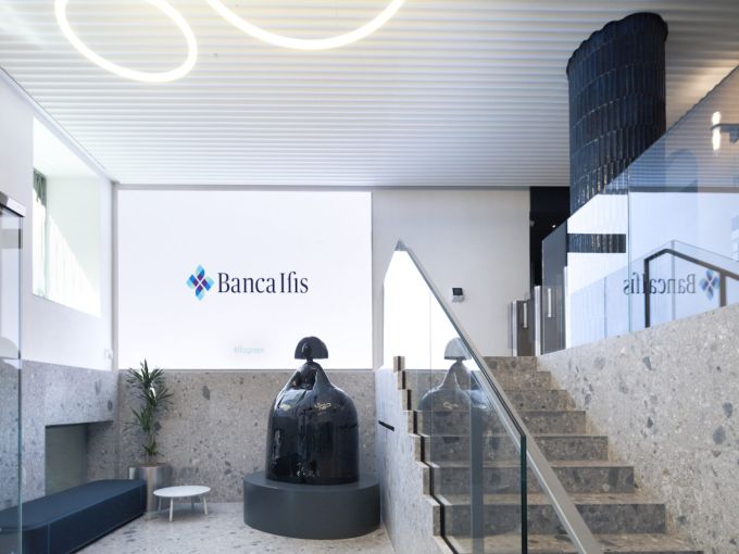 Lobby di ingresso dell'headquarter riqualificato di banca Ifis a Milano