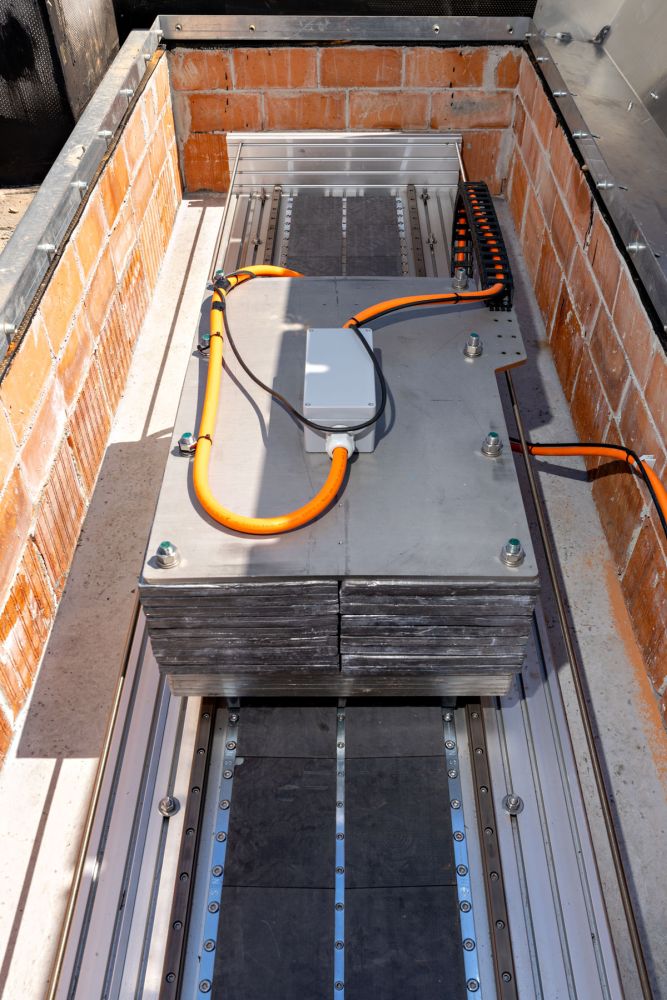 Tecnologia Active Mass Damper di ISAAC per l'adeguamento sismico di strutture esistenti Tecnologia Active Mass Damper di ISAAC per l'adeguamento sismico di strutture esistenti