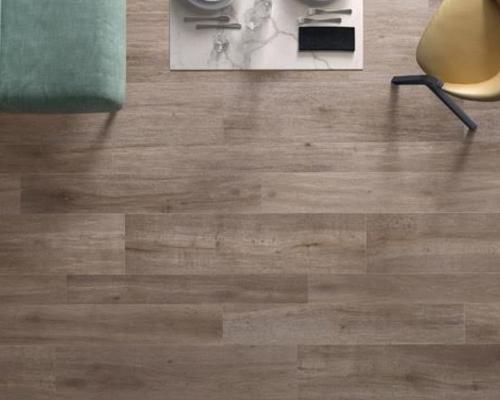 Gres effetto legno 1 Pavimentazione di un raffinato ristorante realizzato con la nuova collezione in grés porcellanato effetto legno Note di Ceramiche Keope, nel colore Grey nei formati cm.15x120, 20x120 e 30x120. La nuance garantisce all’ambiente un’allure moderna e di tendenza.