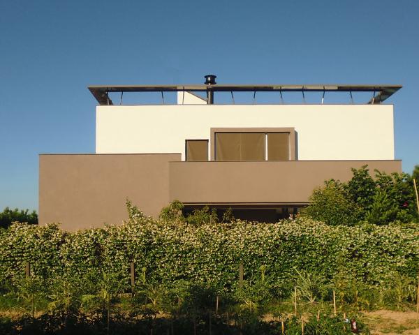 Casa in legno con infissi di alta qualità