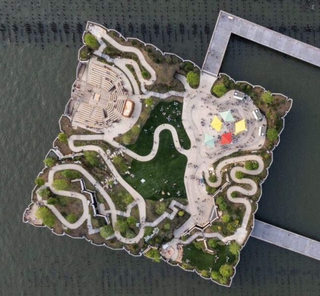 Vista aerea di Little island, il parco pubblico sul fiume Hudson a New York Little island, il parco pubblico sul fiume Hudson a New York. Vista aerea