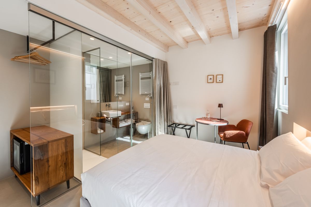 Uno dei bagni con porte in vetro di MargheritaHome a reggio emilia Uno dei bagni con porte in vetro di MargheritaHome a reggio emilia