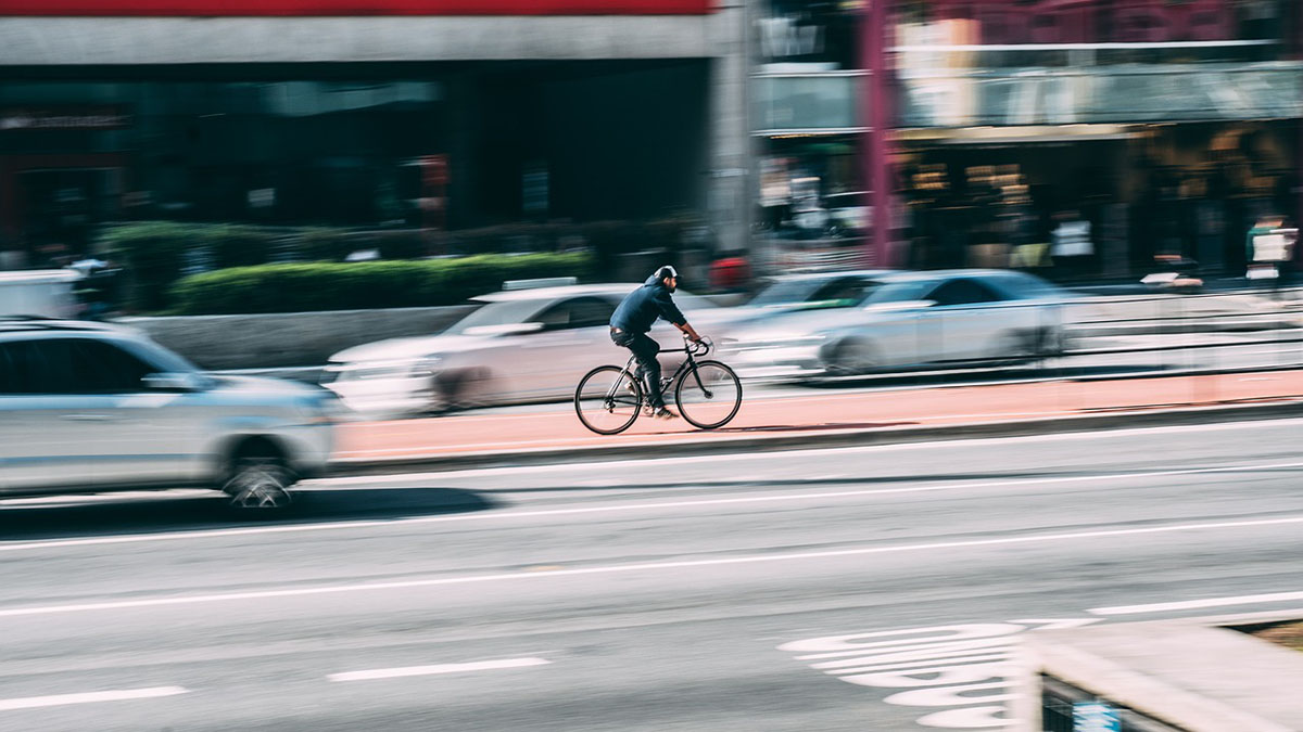 Mobilità sostenibile in città: muoversi in bici e a piedi in sicurezza