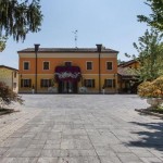 Per Villa Tagliata, Roma di M.V.B., nel colore Serizzo con finitura martellinata
