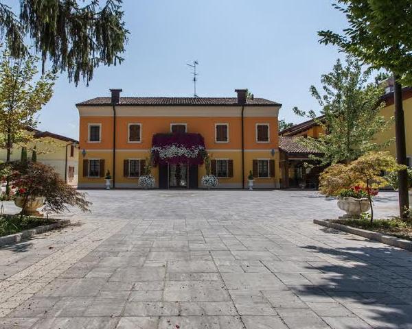Per Villa Tagliata, Roma di M.V.B., nel colore Serizzo con finitura martellinata