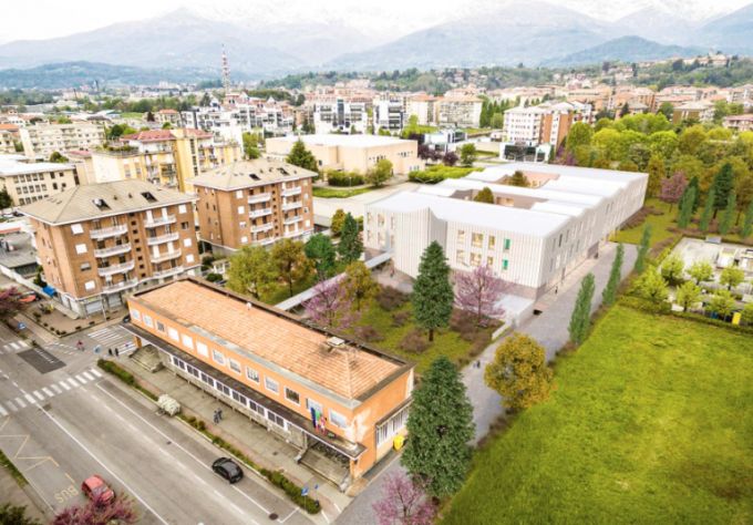 Vista dall’alto del futuro complesso scolastico di Biella e dell’edificio esistente verso strada 