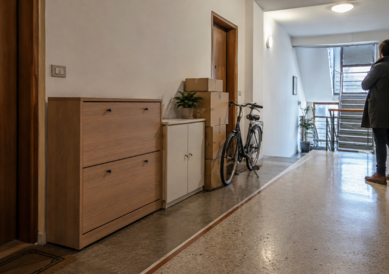 Uso abusivo del pianerottolo condominiale, cosa dice la legge e come agire