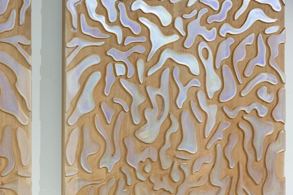 Shimmering Wood: pannelli in legno trattati con rivestimento decorativo in nanocellulosa. 
