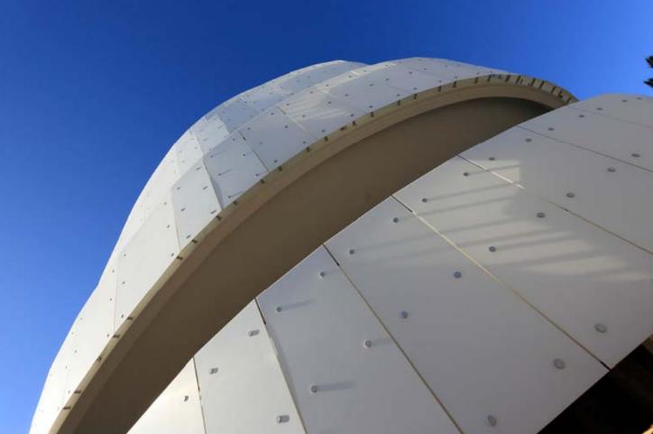 I pannelli realizzati con la tecno-osuperificie DuPontTM Corian® sono tutti fissati con sei punti di ancoraggio. I pannelli realizzati con la tecno-osuperificie DuPontTM Corian® sono tutti fissati con sei punti di ancoraggio.