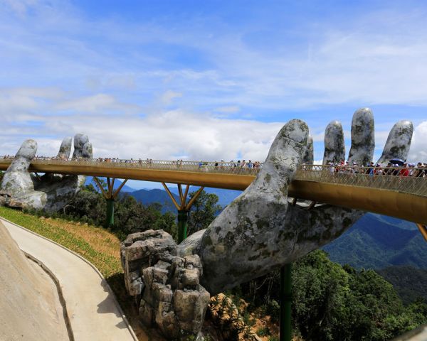 Architetture incredibili: il ponte d’oro in Vietnam sorretto da mani giganti