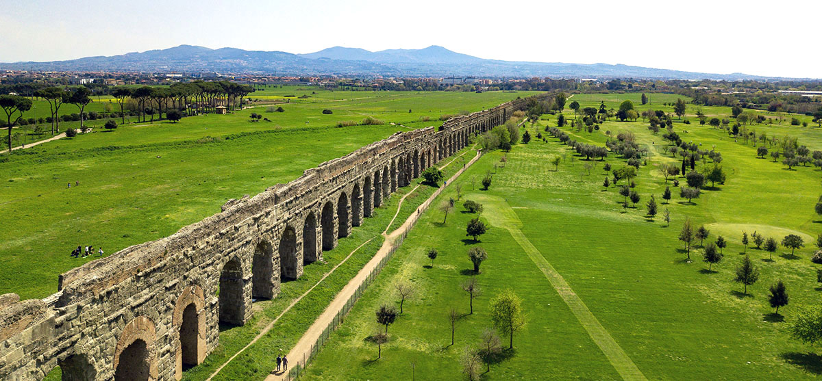 L'acquedotto Claudio (52 d.C.) nel Parco degli Acquedotti a Roma.