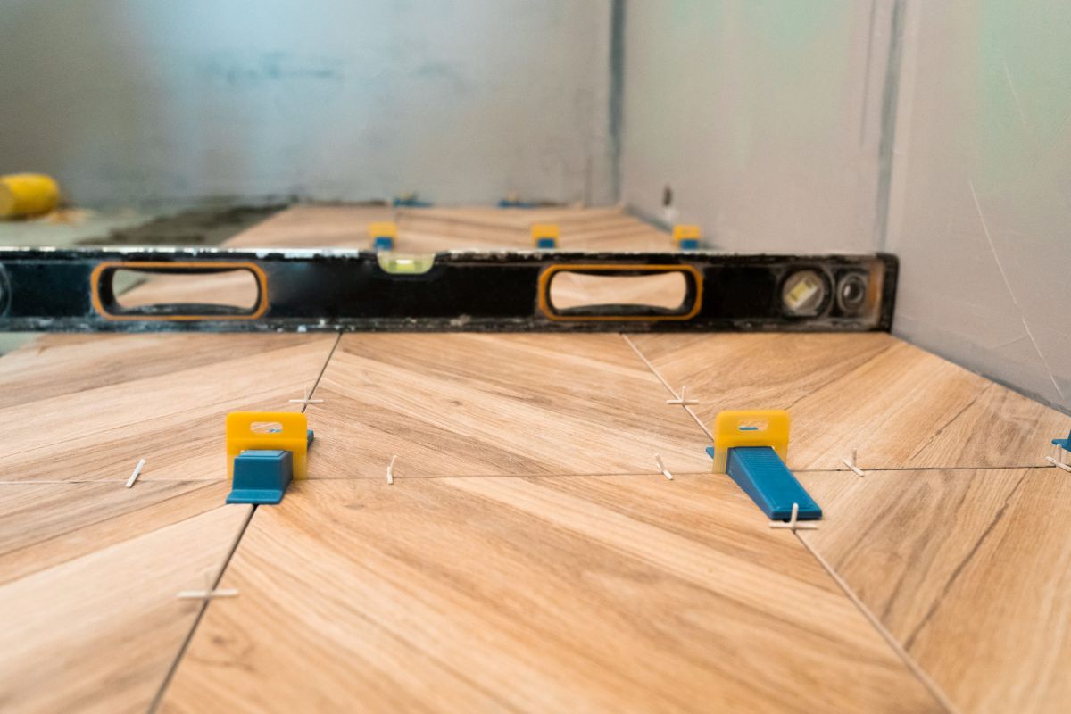 Materiali lapidei, legno, resine e microtopping: vantaggi e criticità Materiali lapidei, legno, resine e microtopping: vantaggi e criticità