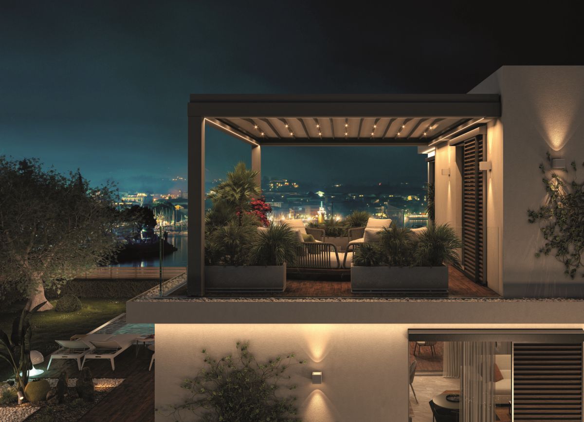 Pergola bioclimatica Pergolife di BT Group nella variante R213 addossata al muro Pergola bioclimatica Pergolife di BT Group nella variante R213 addossata al muro