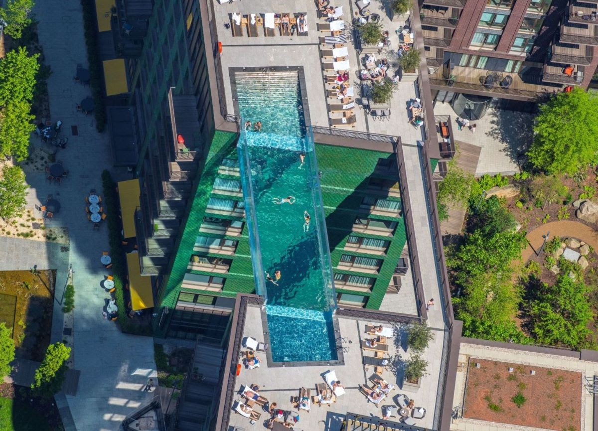 La nuova piscina di Embassy Gardens a Londra, sospesa nel vuoto