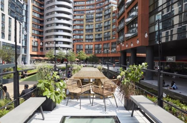 Il ponte esterno dell'albergo galleggiante Boathouse London Il ponte esterno dell'albergo galleggiante Boathouse London