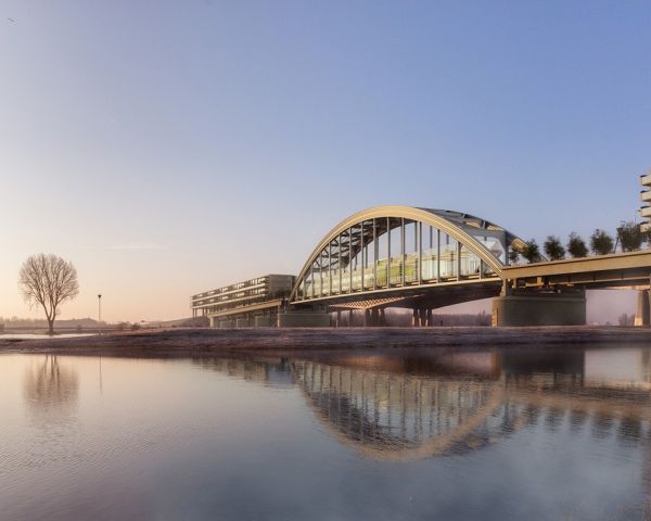 La seconda vita del ponte sul fiume Lek tra appartamenti e centro conferenze