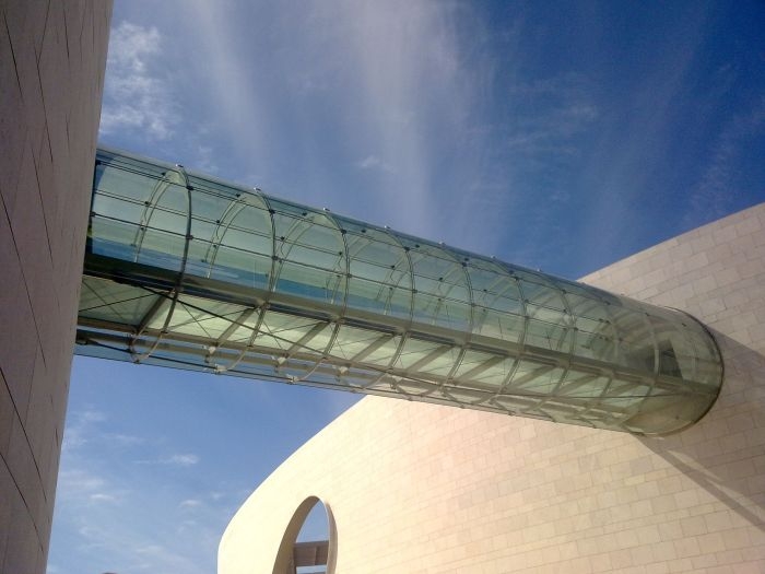 Il ponte di vetro che collega i due edifici del nuovo complesso Champalimaud Foundation
