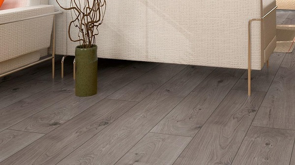 Pavimento realizzato con doghe in PVC Pavimento realizzato con doghe in PVC