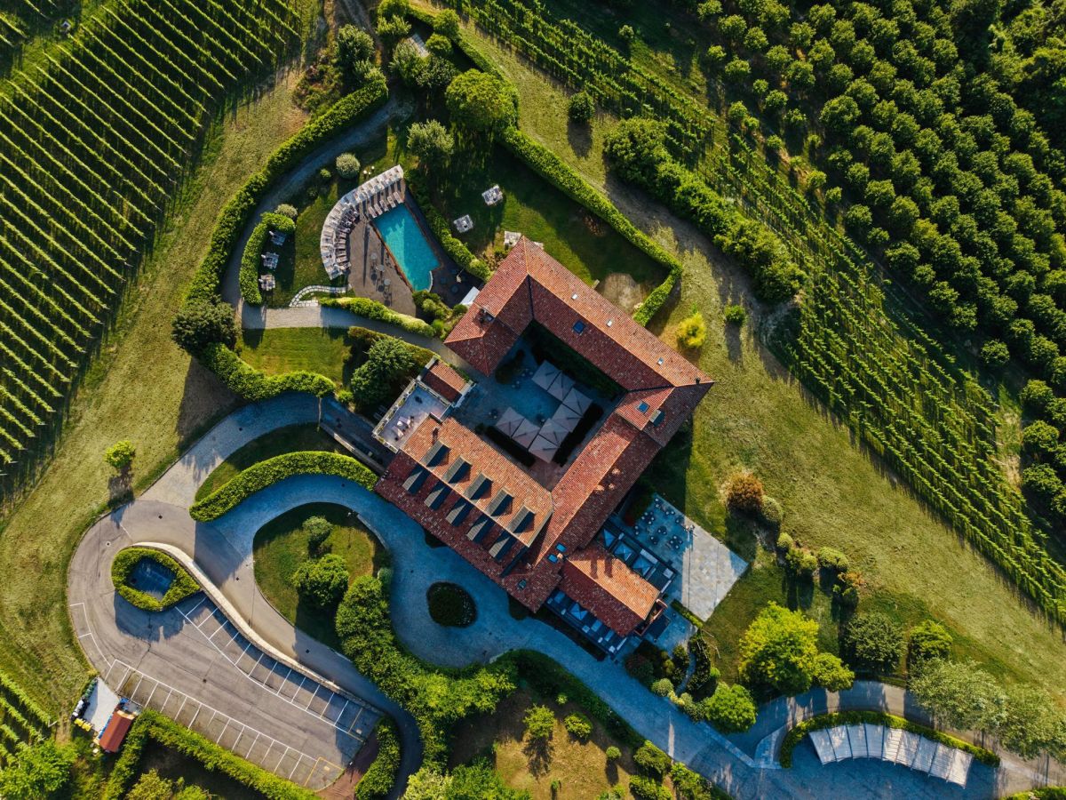 Relais Villa d'Amelia, il recupero di una corte storica nel cuore dell'Alta Langa Relais Villa d'Amelia, il recupero di una corte storica nel cuore dell'Alta Langa