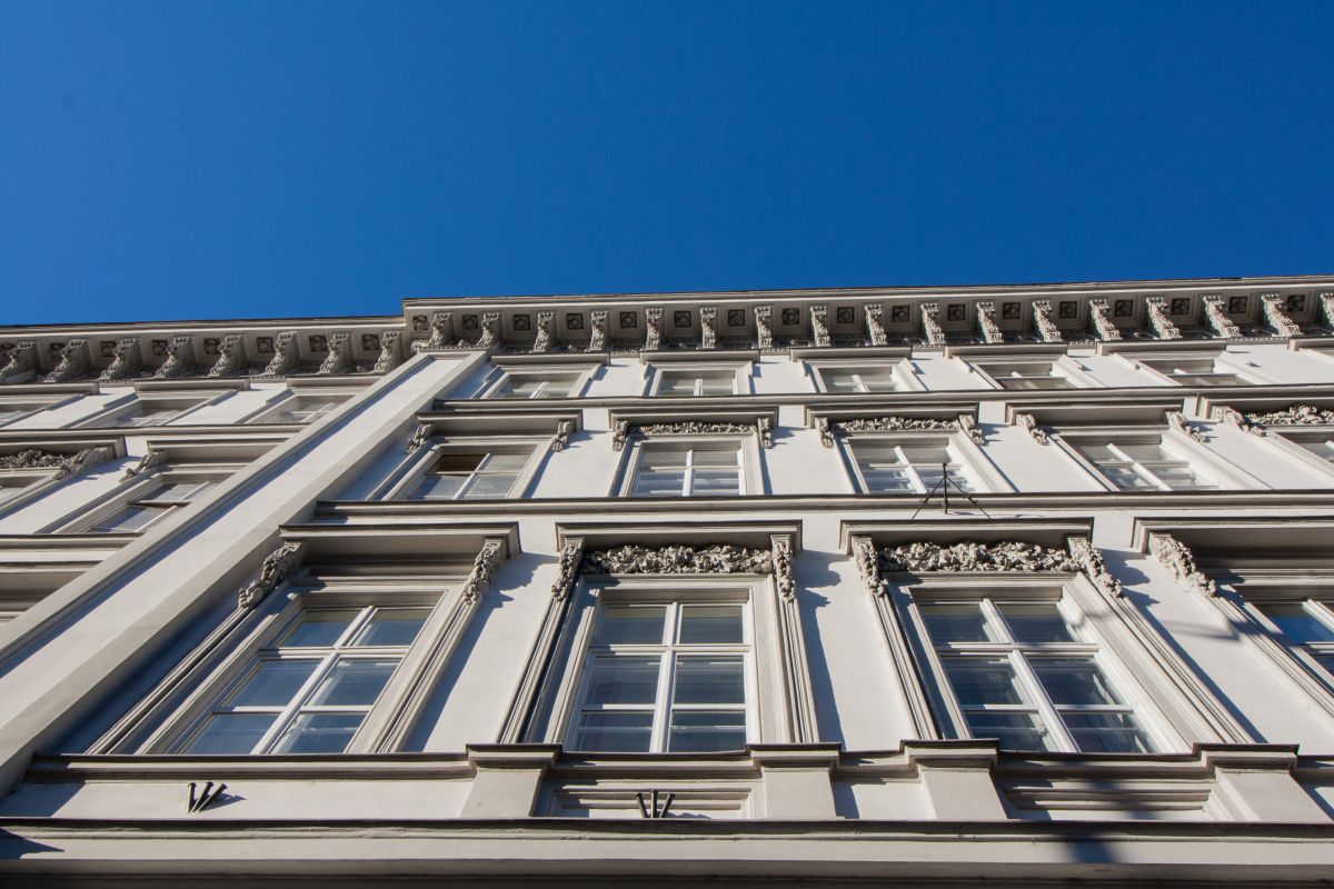 La riqualificazione della facciata di un edificio storico La riqualificazione della facciata di un edificio storico