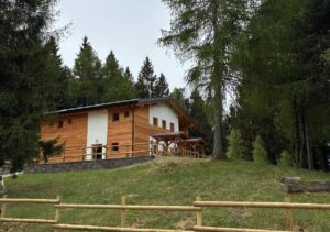 Rifugio Loa, completata la ricostruzione in legno XLAM nel Parco dell'Adamello