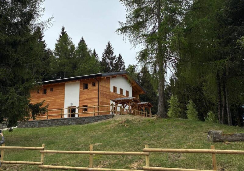 Rifugio Loa, completata la ricostruzione in legno XLAM nel Parco dell’Adamello