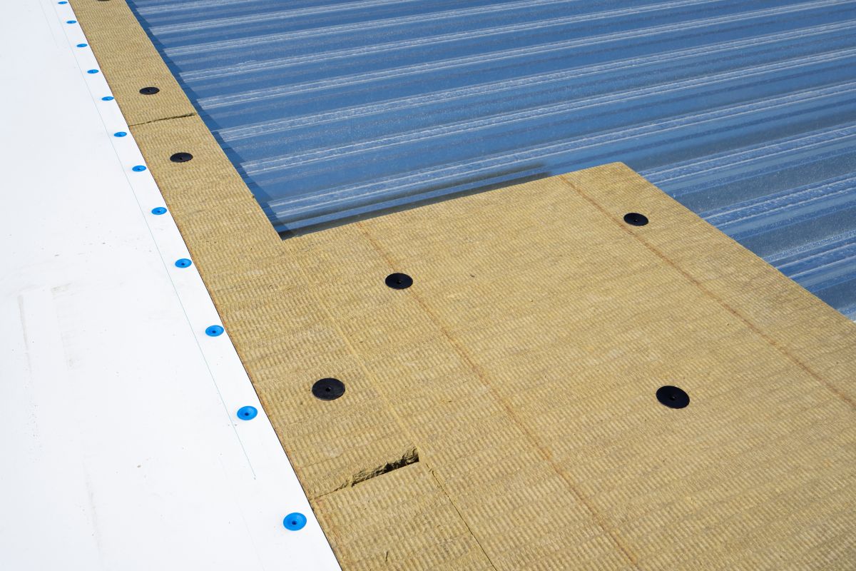 Rockwool ha sviluppato una gamma di soluzioni isolanti specificamente pensate per coperture piane con installazione fotovoltaica Rockwool ha sviluppato una gamma di soluzioni isolanti specificamente pensate per coperture piane con installazione fotovoltaica