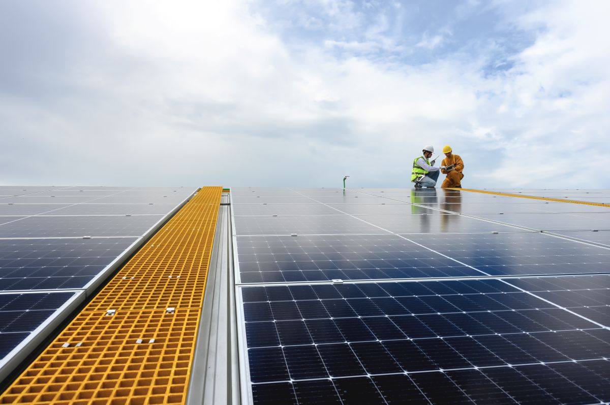 Rockwool ha sviluppato una gamma di soluzioni isolanti specificamente pensate per coperture piane con installazione fotovoltaica Rockwool ha sviluppato una gamma di soluzioni isolanti specificamente pensate per coperture piane con installazione fotovoltaica
