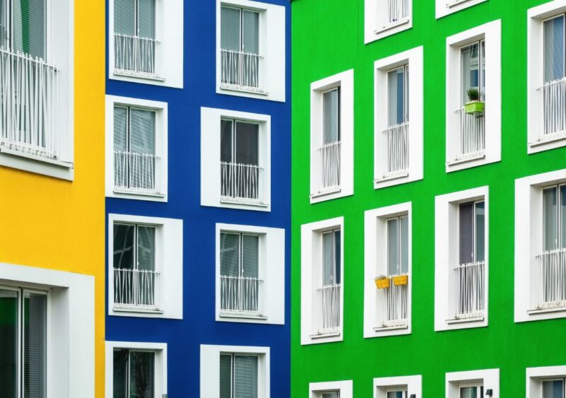 Il colore in architettura: come facciate e interni influenzano comfort e percezione degli spazi