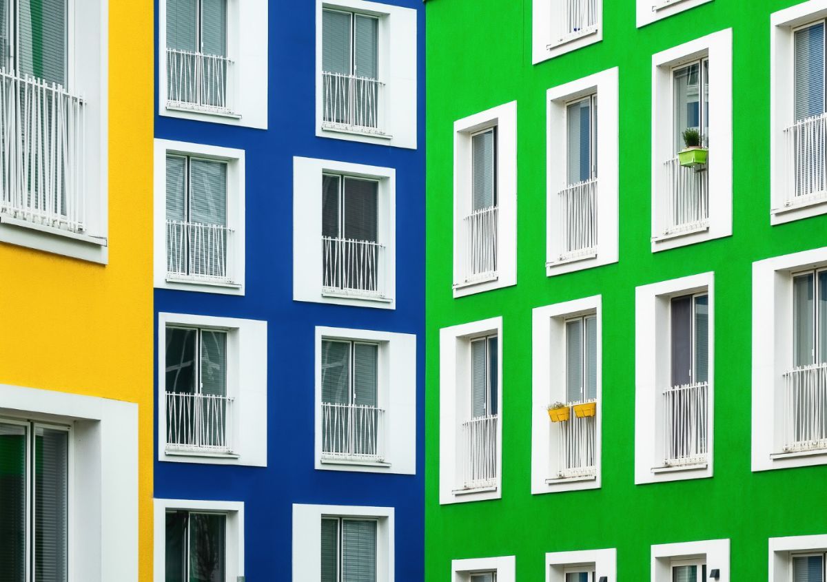 Il colore in architettura: come facciate e interni influenzano comfort e percezione degli spazi