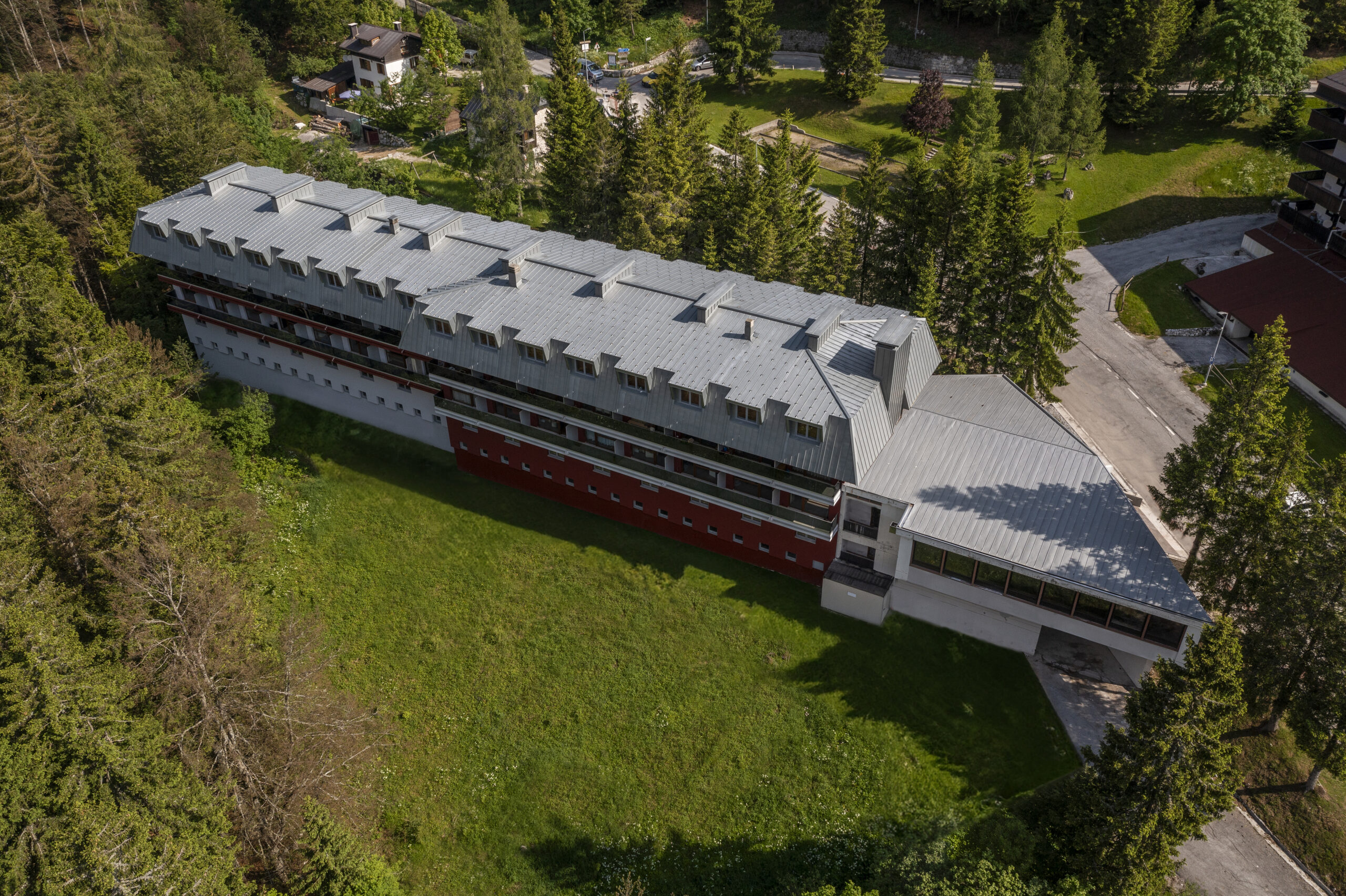 A Sella Nevea un condominio opta per il tetto ventilato in zinco-titanio zintek