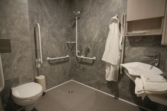 Senior housing: Il bagno unisce design alla presenza di tutti gli accessori utili in caso di bisogno