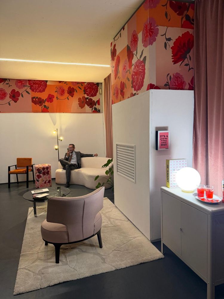 Silenzio in salotto: una delle stanze protagoniste della mostra pop up organizzata da Gruppo Tecnasfalti Silenzio in salotto: una delle stanze protagoniste della mostra pop up organizzata da Gruppo Tecnasfalti