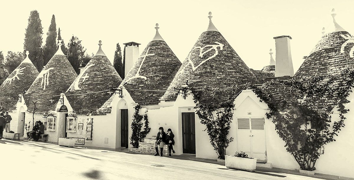 I simboli impressi sui tetti a cono dei trulli sono ben visibili ad Alberobello I simboli impressi sui tetti a cono dei trulli sono ben visibili ad Alberobello