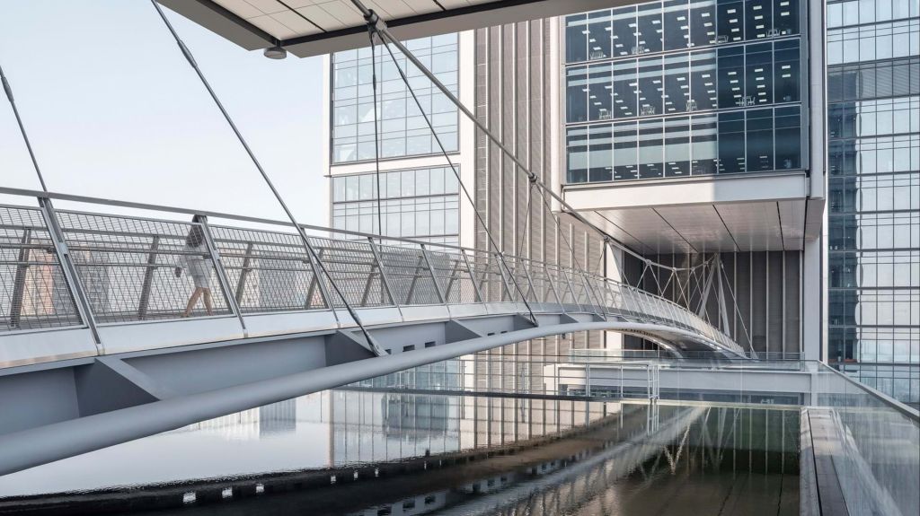 Lo skybridge sospeso che collega i 2 grattacieli Sky City Lo skybridge sospeso che collega i 2 grattacieli Sky City
