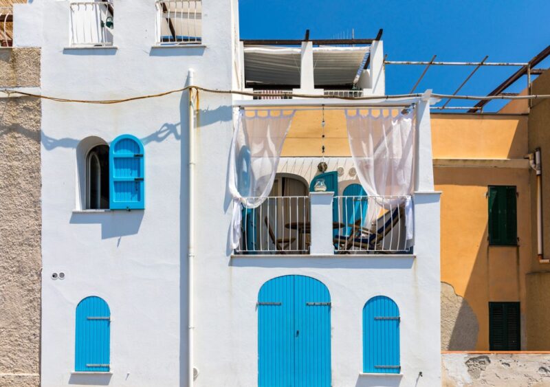 Soluzioni tradizionali della casa mediterranea per difendersi dal caldo